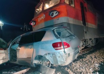 Два человека погибли в Забайкалье при столкновении автомобиля с грузовым поездом