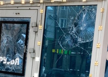 Месть с размахом: дворник разбил дверь клуба из-за долгов по зарплате в Новосибирске