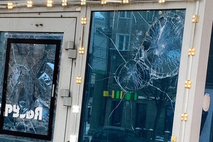 Месть с размахом: дворник разбил дверь клуба из-за долгов по зарплате в Новосибирске