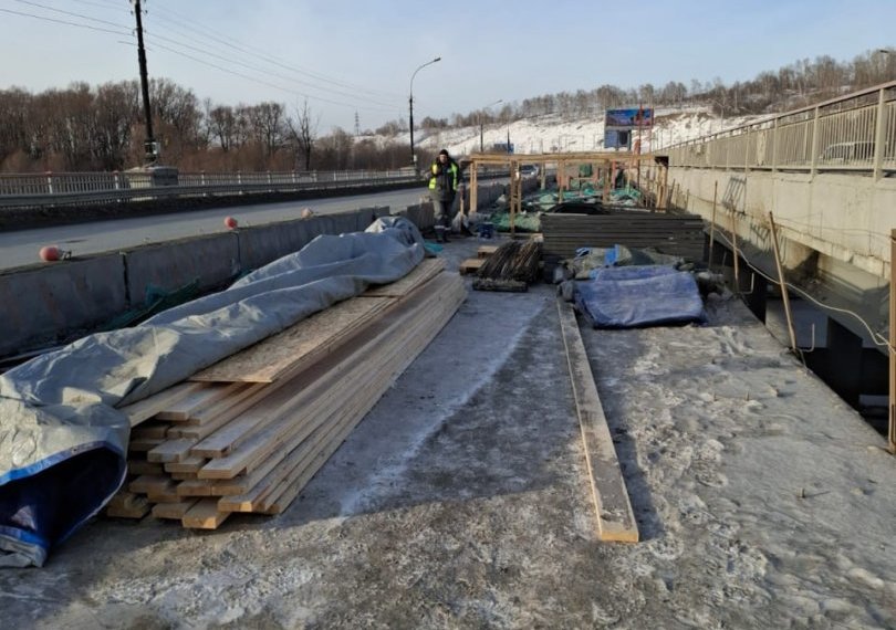 Ремонт моста через реку Иня возобновили в Новосибирске