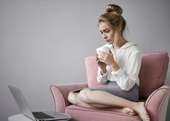 Чем грозит сидячий образ жизни — рассказал ортопед