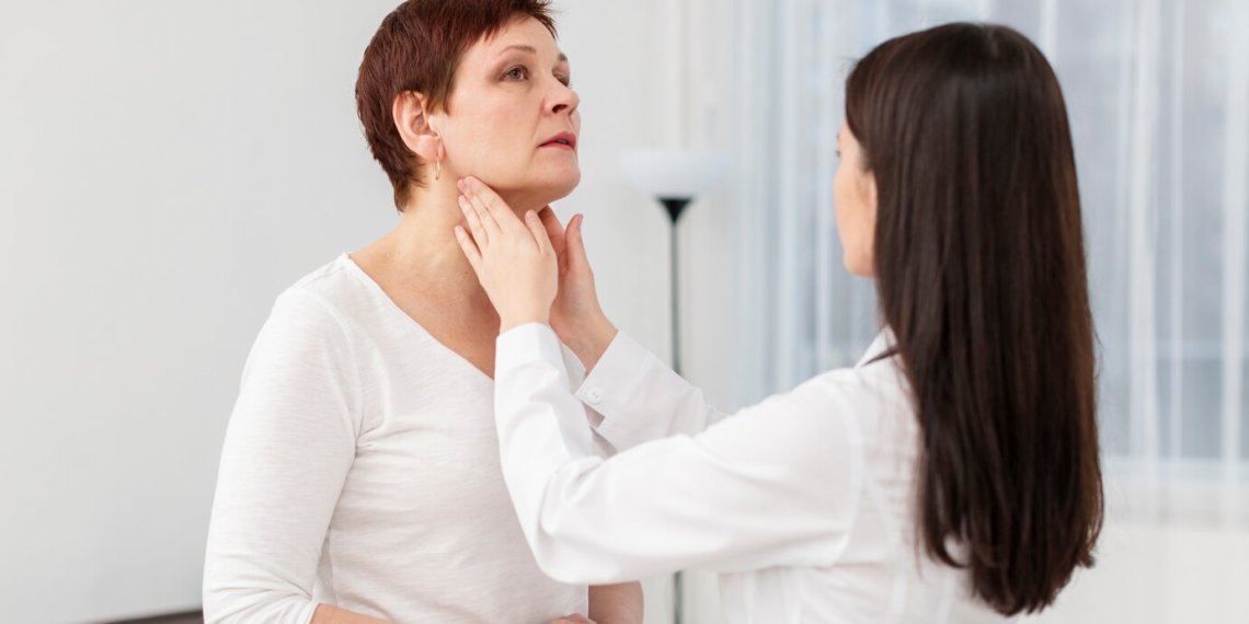 Какие симптомы указывают на сбой в работе щитовидной железы — рассказала врач