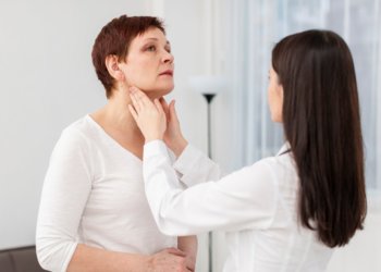 Какие симптомы указывают на сбой в работе щитовидной железы — рассказала врач