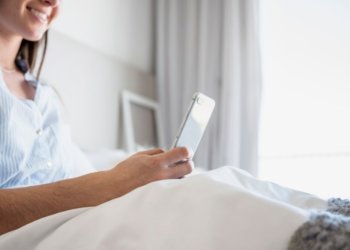 Первым делом интернет: 45% россиян открывают новости после пробуждения