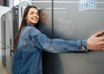 Житель Омска три раза продал несуществующий холодильник