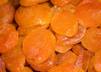 Неизвестные разместили рекламу наркотиков на коробке с сухофруктами в Красноярске