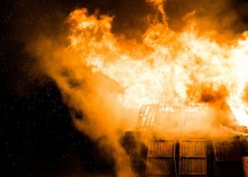 Под Новосибирском двое детей пострадали при растопке печи