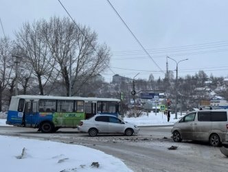 Четверым детям понадобилась помощь медиков в результате ДТП с автобусом в Бийске