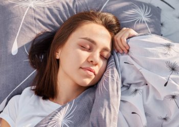 Чем полезен короткий дневной сон — рассказал психиатр