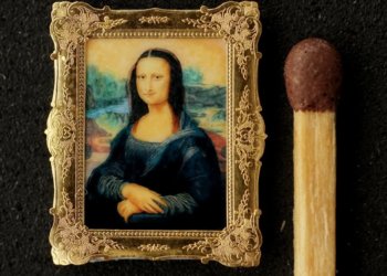 Новосибирский мастер создал микрокопию «Моны Лизы» размером с ноготь