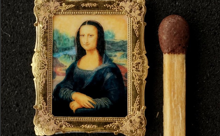 Новосибирский мастер создал микрокопию «Моны Лизы» размером с ноготь