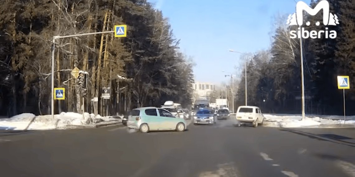 Кортеж во главе автомобиля с мигалкой вылетел на встречку в Академгородке