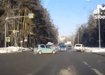 Кортеж во главе автомобиля с мигалкой вылетел на встречку в Академгородке