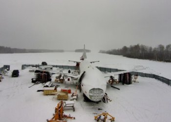 Под Новосибирском закончили разделывать аварийно севший в поле Airbus