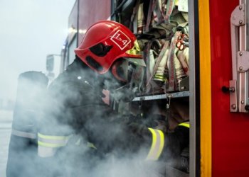 В Новосибирске ночью загорелось общежитие — в здании было более 100 человек