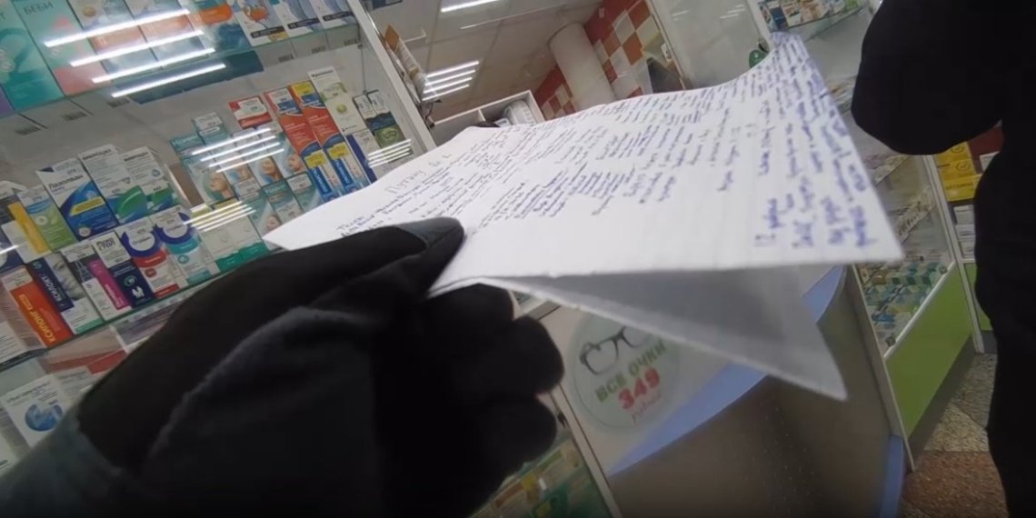 Новосибирец на корточках написал письмо Путину в аптеке и отдал фармацевту