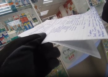 Новосибирец на корточках написал письмо Путину в аптеке и отдал фармацевту