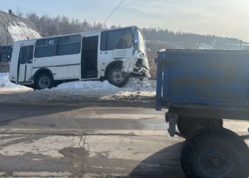 Автобус с пассажирами врезался в трактор и отлетел в столб под Новосибирском