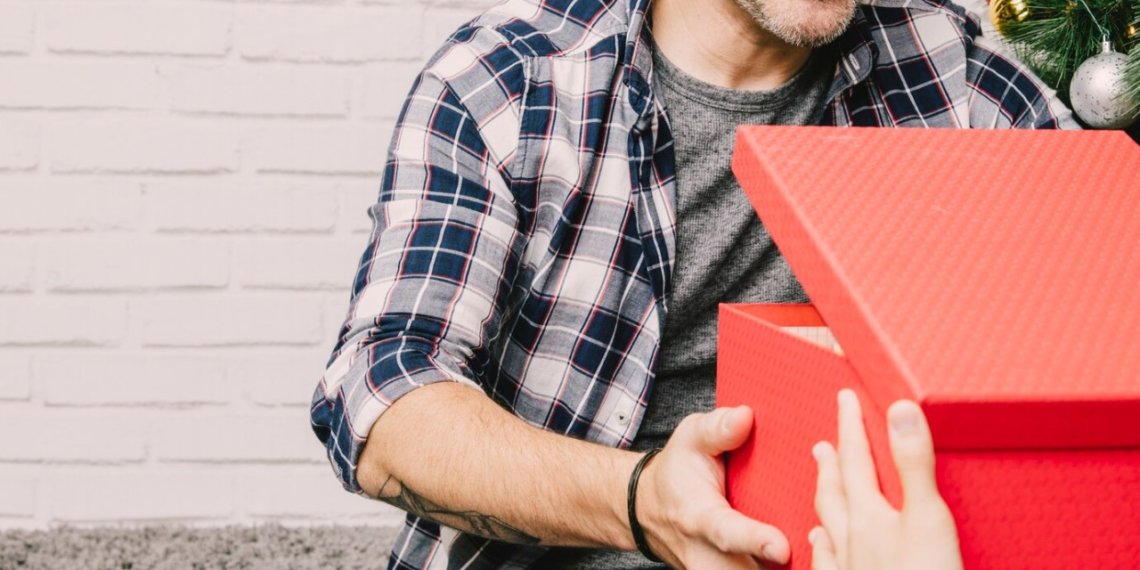 Сколько денег готовы потратить новосибирцы на подарки к 23 февраля — показал опрос