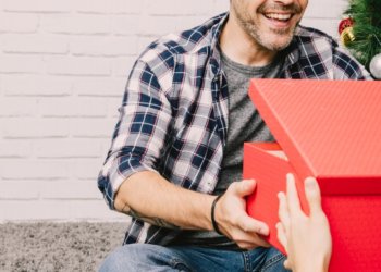 Сколько денег готовы потратить новосибирцы на подарки к 23 февраля — показал опрос