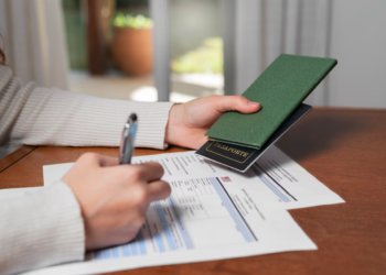 Фиктивно зарегистрировала в своей квартире приезжую и получила условный срок жительница Новосибирской области