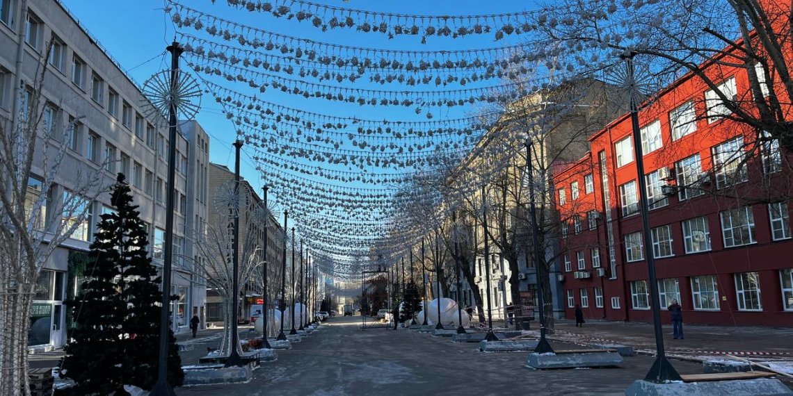 Новогодние украшения начали демонтировать в Новосибирске