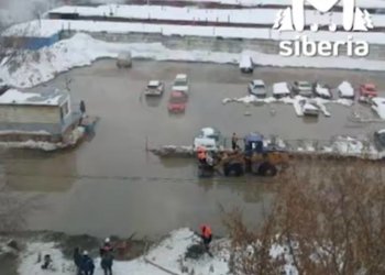 В Калининском районе Новосибирска проезжую часть залило кипятком