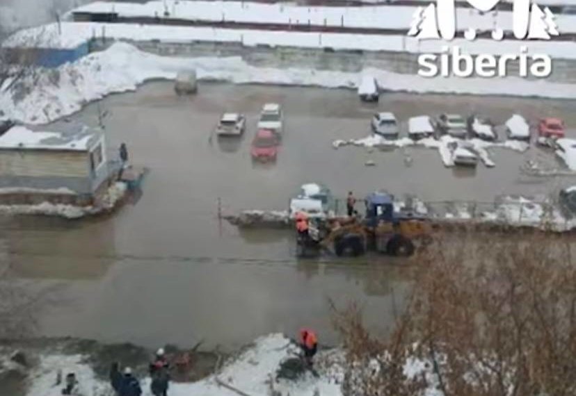 В Калининском районе Новосибирска проезжую часть залило кипятком