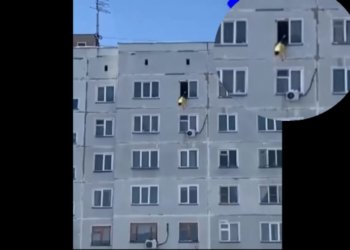 Женщина выпала из окна жилого дома в Новосибирске и погибла