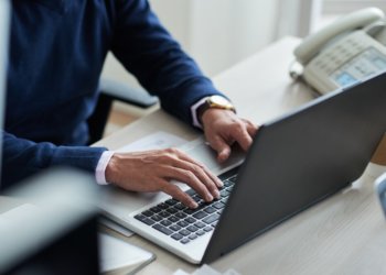 Россияне поддерживают необходимость отказа от зарубежного ПО в крупных компаниях