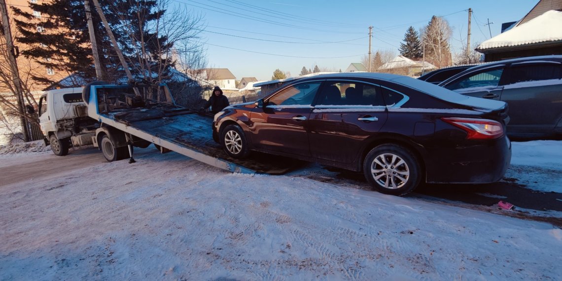 Приставы изъяли машину, приехав как покупатели к должнику в Новосибирской области
