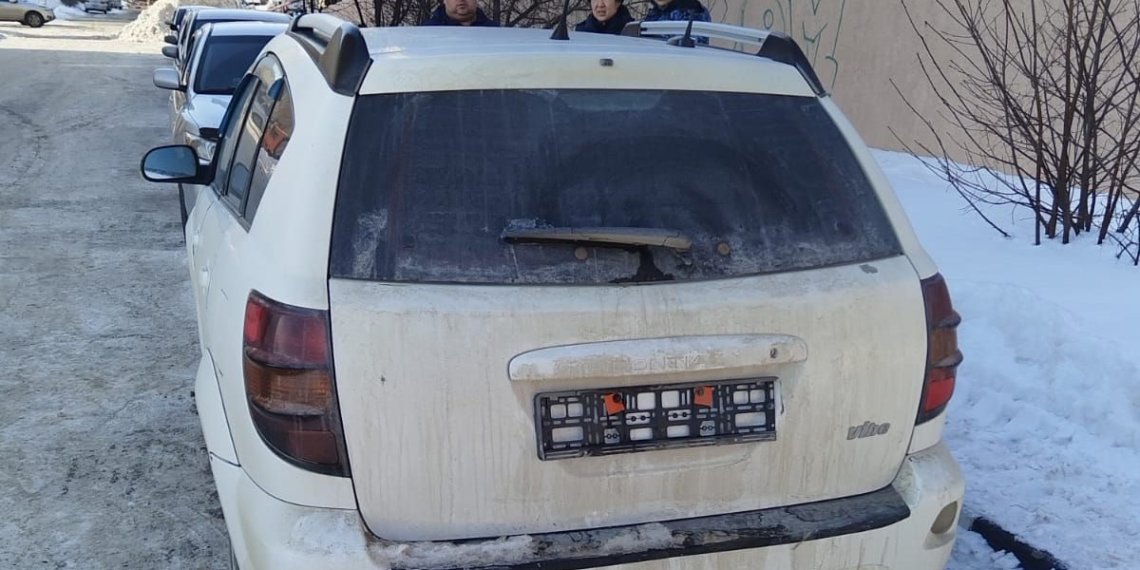 В Новосибирске приставы увезли машину должницы на эвакуаторе