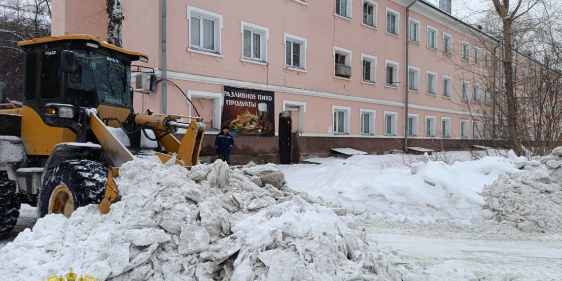 За сутки ликвидировали снежные завалы в Новосибирске после вмешательства прокуратуры