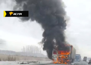 На трассе под Новосибирском вспыхнула фура