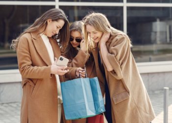 Почти 80% новосибирцев скрывают от партнёров покупки. Какие и почему?