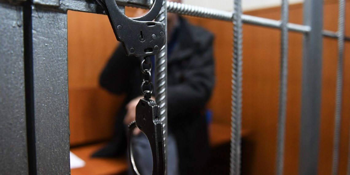 Новосибирский алиментщик напал на судебного пристава