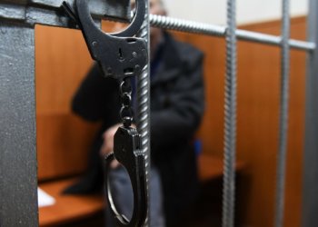 Новосибирский алиментщик напал на судебного пристава