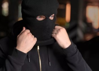 В Новосибирске рецидивист украл миллион у компании, где сам же и работал