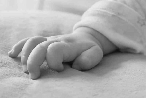 Выбросила ребенка в яму и уехала на такси: студентку судят за убийство новорожденного в Забайкалье