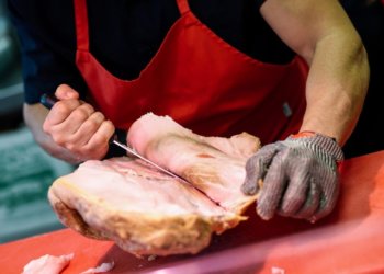 У нелегальных торговцев изъяли машину с мясом на новосибирском Хилке