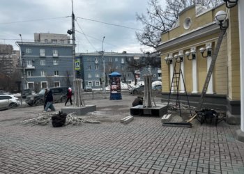 Остатки новогодней иллюминации начали разбирать в Центральном парке Новосибирска