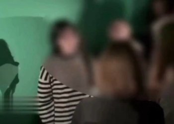 Банда школьниц избила сверстницу на камеру в Кузбассе