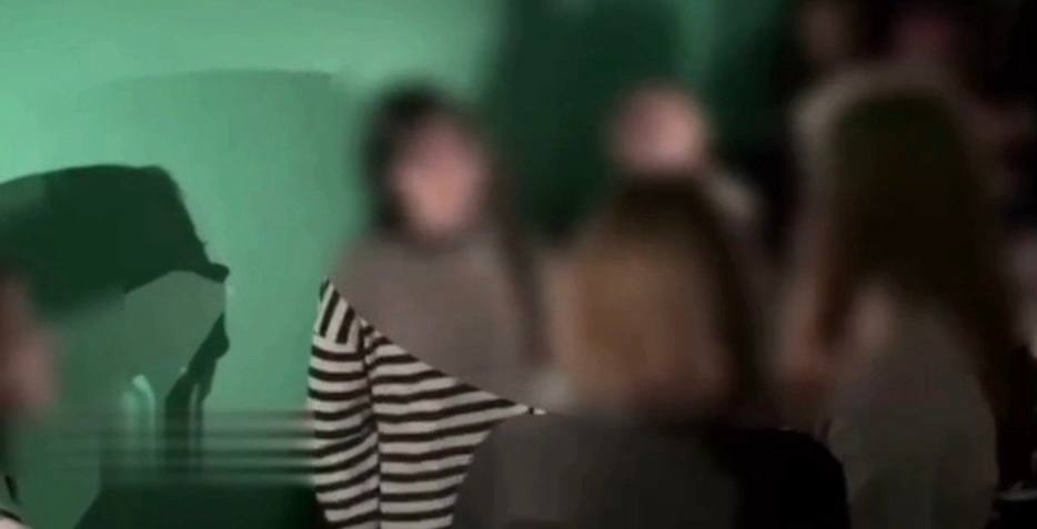 Банда школьниц избила сверстницу на камеру в Кузбассе