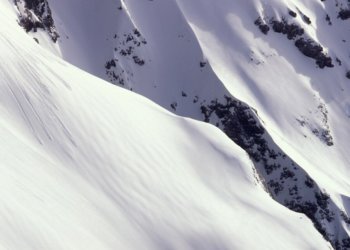 Схода снежных лавин опасаются в трех регионах Сибири