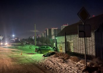 Водитель «Субару» врезался в стену здания ночью в Первомайском районе Новосибирска