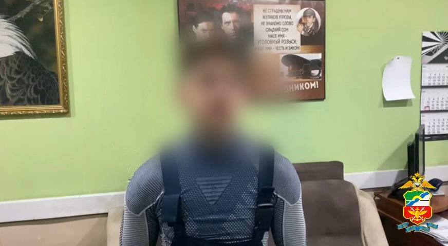 Сотрудник аэропорта Толмачево вытащил 200 тысяч рублей из чемодана пассажирки