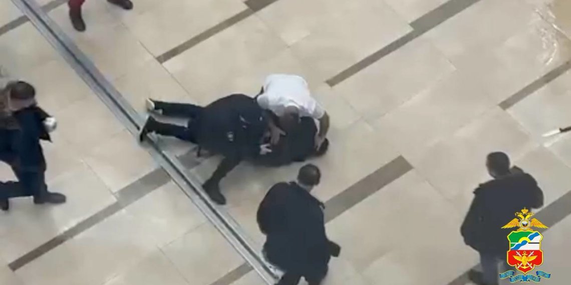 Напавший на пассажира в красноярском аэропорту мигрант оказался психически болен