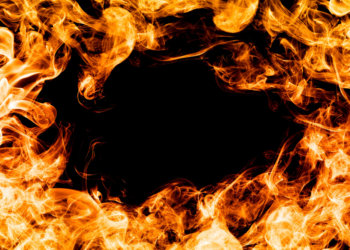 Юноша поджег семь автомобилей на парковке в сибирском регионе