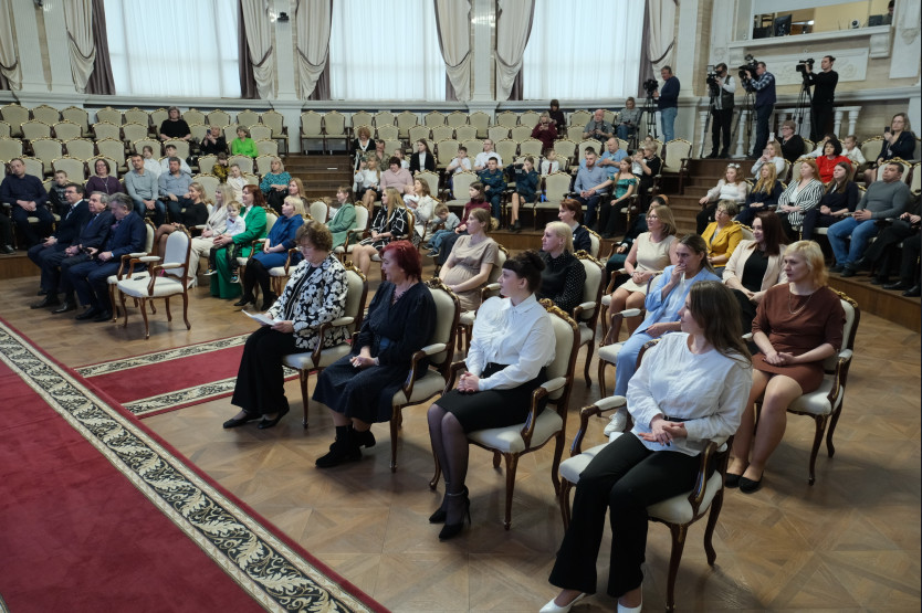 Многодетных матерей наградили знаками отличия в преддверии 8 Марта