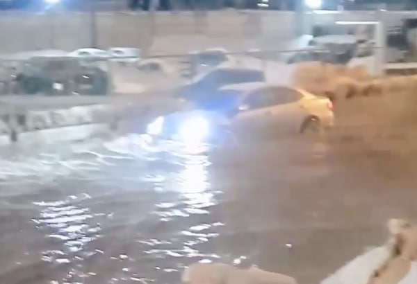 Автобусы Новосибирска изменили маршрут из-за прорыва трубы на Курчатова